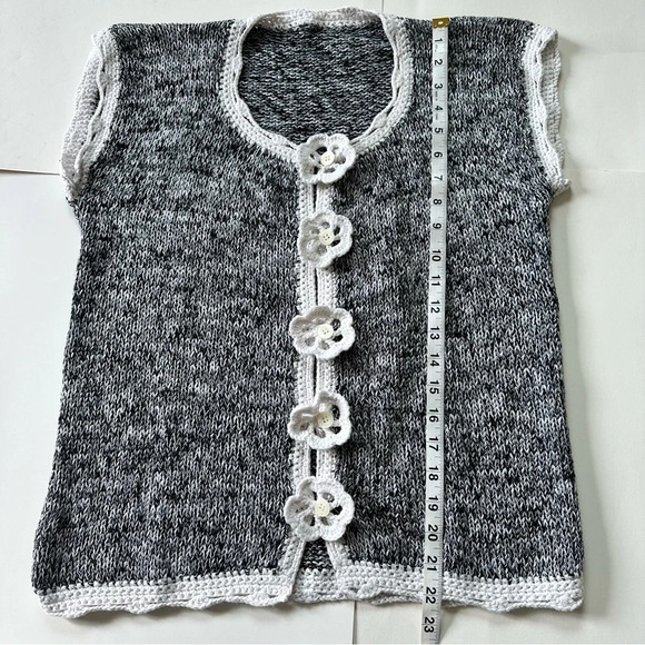 Art to Wear Sleeveless White Black Crochet Sweater Vest Woman Korean Vibes - Picture 3 of 8